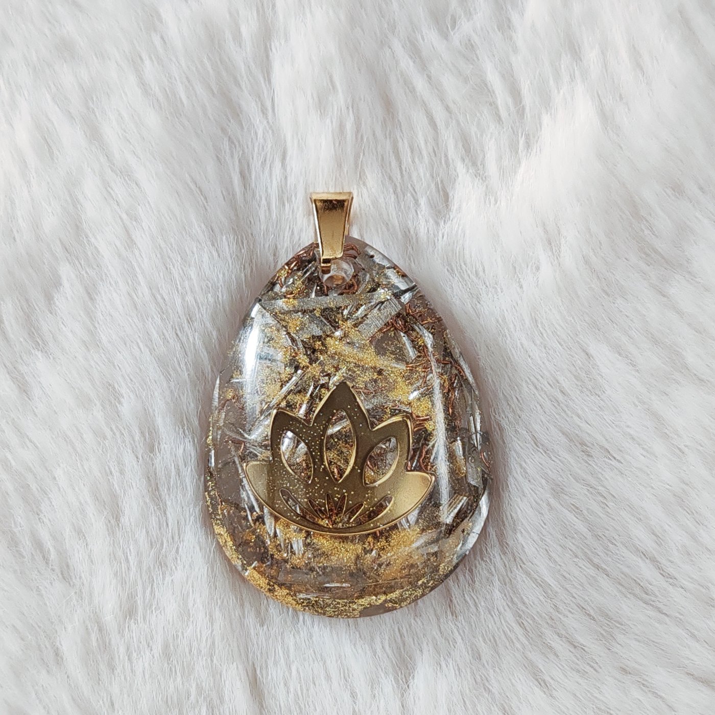Pendentif orgone Lotus doré